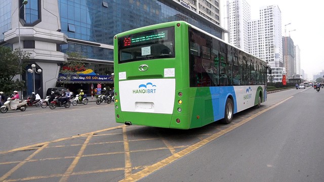 Tuyến buýt BRT đầu tiên của Sài Gòn và Hà Nội khác nhau thế nào?