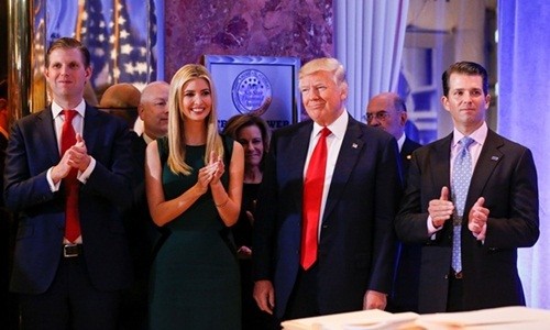 Trump và các con tại buổi họp báo hôm qua. Ảnh: Reuters