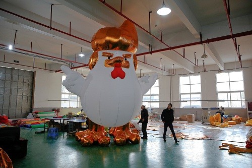 Bóng bay gà trống cao tới 20 mét trong nhà xưởng ở Chiết Giang. Ảnh: Reuters