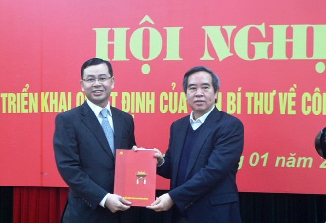 Trưởng Ban Kinh tế Trung ương Nguyễn Văn Bình trao quyết định cho ông Ngô Văn Tuấn. Ảnh VGP/Huy Thắng