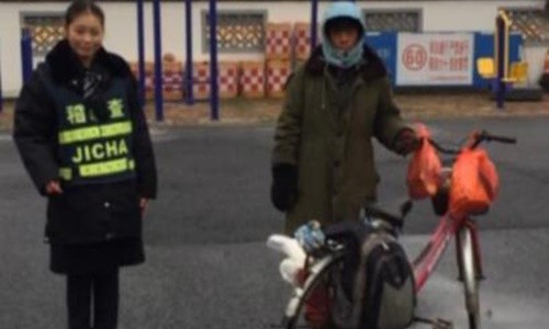 Người đàn ông Trung Quốc đạp xe về quê ăn Tết nhưng bị đi lạc đường 500 km. Ảnh: Shanghaiist