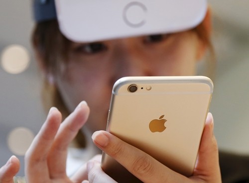 iPhone vẫn đang là con gà đẻ trứng vàng của Apple. Ảnh: Reuters