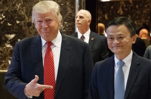 Ông Donald Trump và Jack Ma trong cuộc gặp tháng trước tại Mỹ. Ảnh: AP.