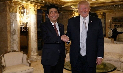 Ông Abe và ông Trump gặp nhau tại Trump Tower năm ngoái. Ảnh: AP