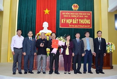 Lãnh đạo HĐND tỉnh Kon Tum chúc mừng ông Lê Ngọc Tuấn. Ảnh: VGP/Dương Nương