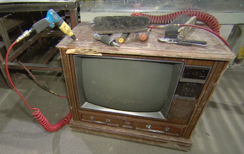 Đây là một trong hàng nghìn chiếc TV mà công ty tái chế tìm được số tiền khủng vẫn xử lý hàng ngày. Ảnh: Cbc. 