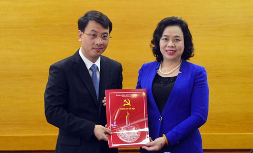 Phó Bí thư Thường trực Thành ủy Hà Nội Ngô Thị Thanh Hằng trao quyết định cho đồng chí Trần Đình Cảnh.