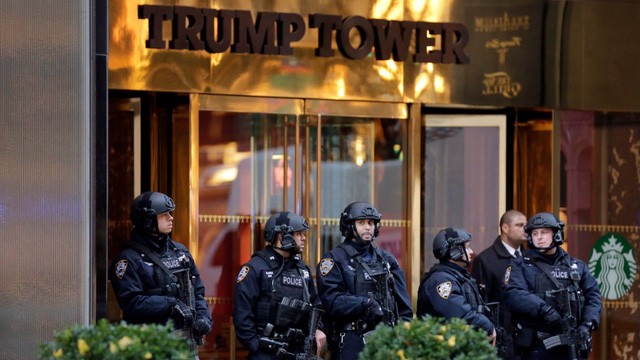 Cảnh sát thành phố New York đứng gác bên ngoài Trump 