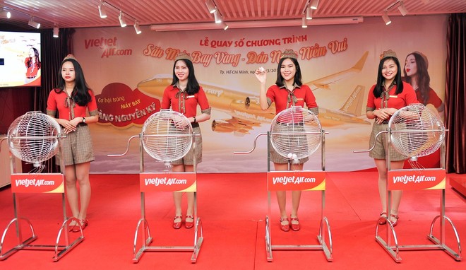 Vietjet trao thưởng máy bay vàng 1kg cho hành khách bay chuyến TP. HCM - Nha Trang