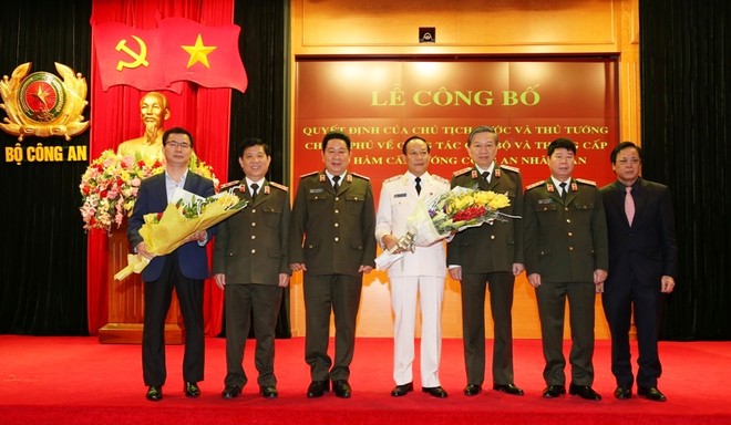 Bộ trưởng Tô Lâm cùng các đại biểu chúc mừng Thứ trưởng Lê Quý Vương. Ảnh MPS