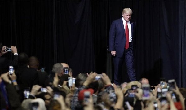 Tổng thống Donald Trump bước lên sân khấu để phát biểu tại cuộc mít-tinh đêm 15/3 ở Nashville, bang Tennessee. (Ảnh: AP)
