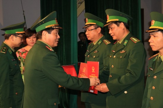 Trung tướng Phạm Huy Tập trao quyết định điều động, bổ nhiệm cho các cán bộ. Ảnh báo Biên phòng