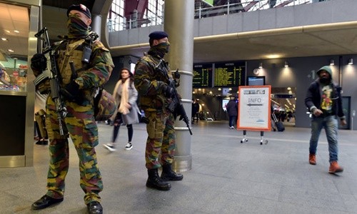Lính Bỉ tuần tra ở nhà ga trung tâm thành phố Antwerp. Ảnh: Reuters