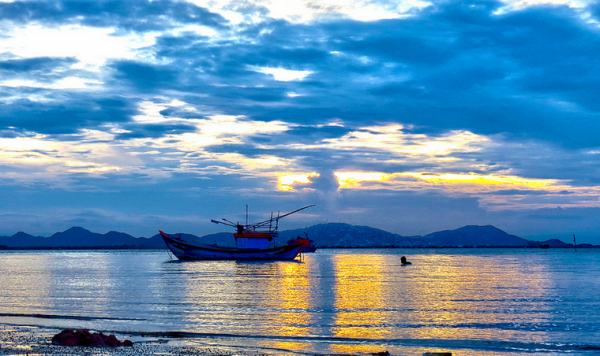 Biển Quy Nhơn đẹp kiêu sa mơ mộng (Ảnh: Vo Xuan Hiep)