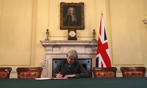Thủ tướng Theresa May ký bức thư lịch sử kích hoạt quá trình rời Liên minh châu Âu. Ảnh: Reuters.