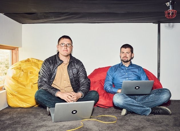 Đồng sáng lập IFixit Kyle Wiens (trái) và Luke Soules  (phải). Ảnh: Inc.