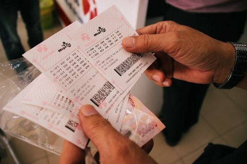Thêm khách hàng thứ 3 mua vé số tại Hà Nội trúng giải Jackpot. Ảnh: Phương Đông