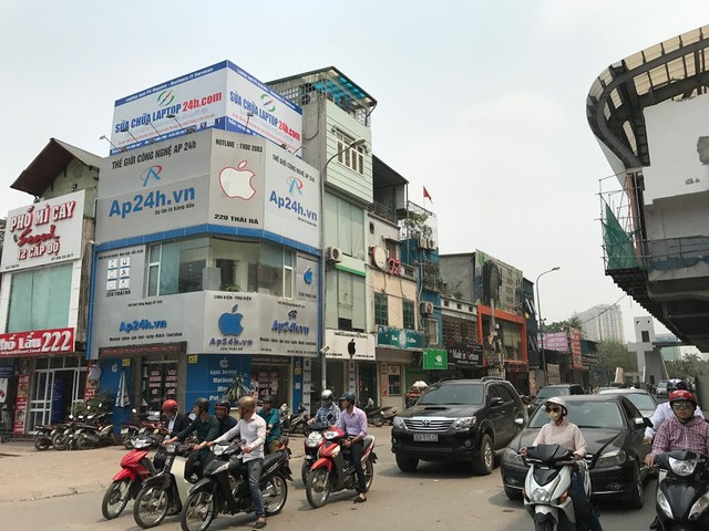Logo quả táo, biển hiệu Apple "nhan nhản" trên đường phố Việt Nam.