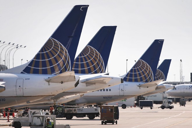 Lôi khách ra khỏi máy bay, United Airlines mất 1,1 tỷ USD