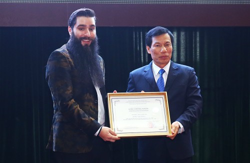 Bộ trưởng Văn hóa Thể thao và Du lịch trao giấy chứng nhận Đại sứ Du lịch Việt Nam cho ông Jordan Vogt-Roberts. Ảnh: Giang Huy.