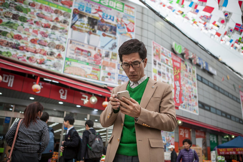 Người Triều Tiên lén lút kết nối bên ngoài bằng điện thoại Trung Quốc