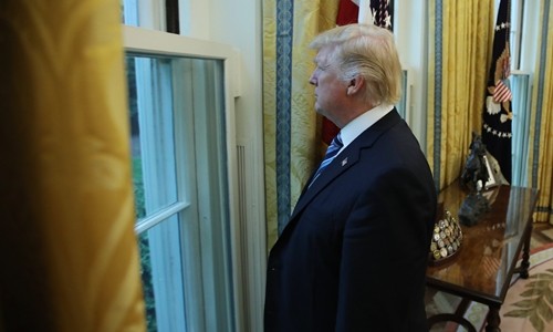 Tổng thống Donald Trump nhìn ra cửa sổ sau cuộc phỏng vấn với phóng viên Reuters tại phòng Bầu dục ngày 27/4. Ảnh: Reuters.