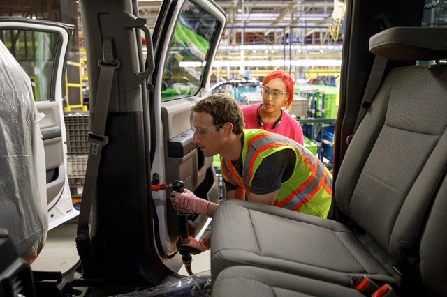 Mark Zuckerberg “thử việc” tại nhà máy Ford