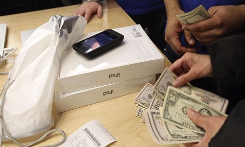 Apple sẽ trả hơn 13 tỷ USD cổ tức năm nay. Ảnh: Quartz