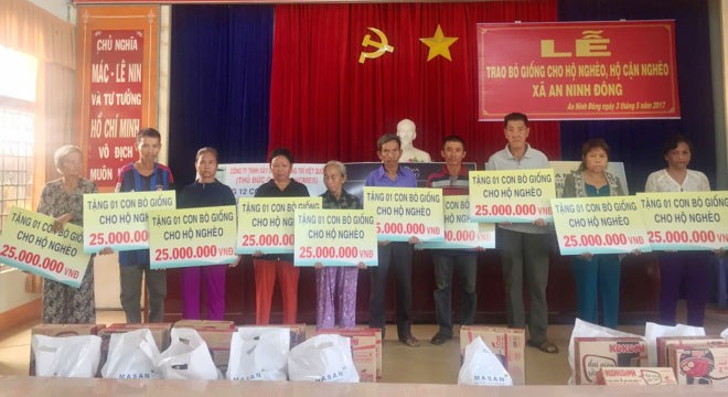 Các hộ gia đình tại xã An Ninh Đông nhận hỗ trợ nguồn vốn mua bò giống