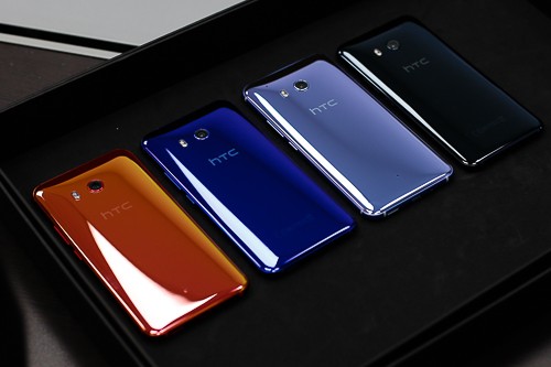 HTC ra mắt smartphone U11 vỏ đổi màu, cảm ứng cạnh viền