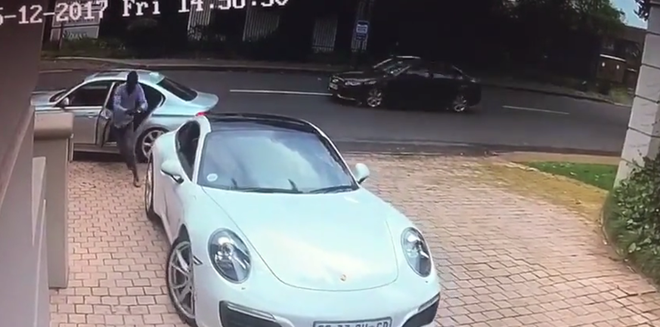 Tài xế Porsche phản ứng thần tốc thoát khỏi kẻ cướp