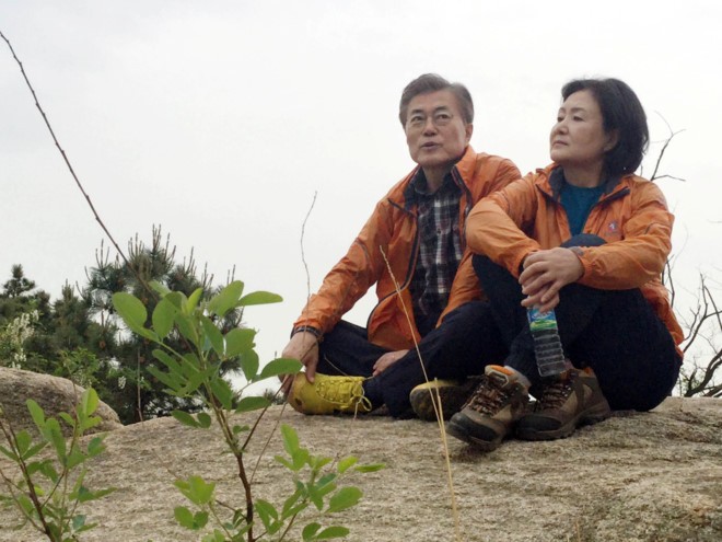 Ông Moon và vợ, bà Kim Jung Sook đã mặc 2 chiếc áo gió giống nhau trong một lần đi leo núi trước khi ông đắc cử tổng thống. Ảnh: Reuters.  
