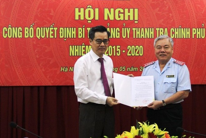 Đồng chí Nguyễn Quang Dương trao quyết định cho đồng chí Phan Văn Sáu. Ảnh TTCP.