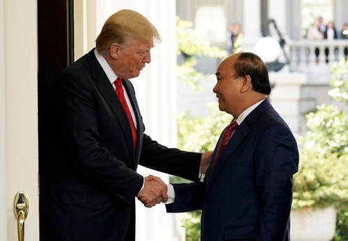Tổng thống Mỹ Donald Trump đón Thủ tướng Nguyễn Xuân Phúc tại Nhà Trắng. Ảnh: Reuters.
