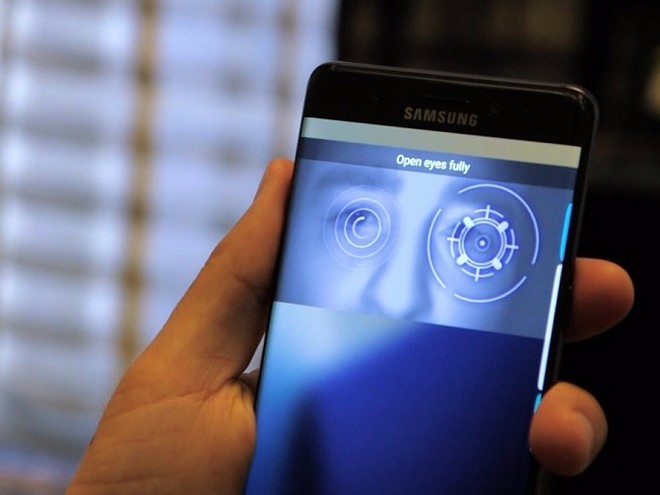 Nhận diện mống mắt trên Galaxy S8 bị đánh lừa bằng hồ dán
