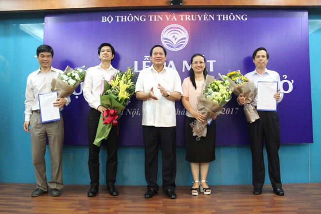 Bộ trưởng Trương Minh Tuấn trao quyết định và chúc mừng lãnh đạo Cục Thông tin cơ sở. Ảnh Bộ TTTT