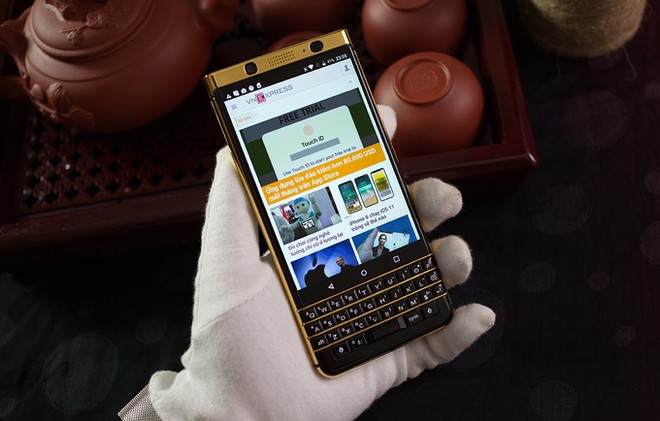 BlackBerry KeyOne mạ vàng giá 139 triệu đồng