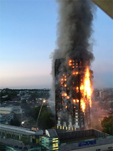 Tòa tháp 27 tầng bốc cháy ở London. Ảnh: Guardian