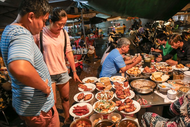 Đĩa cơm tấm vỉa hè gần 100.000 đồng vẫn hút khách Sài Gòn