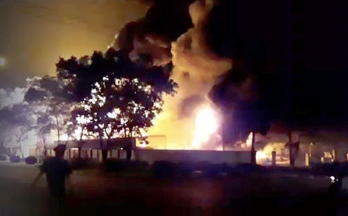 Ngọn lửa kèm theo cột khói đen bốc cao cả chục mét tại khu công nghiệp Nội Bài. Ảnh: Xuân Hoa