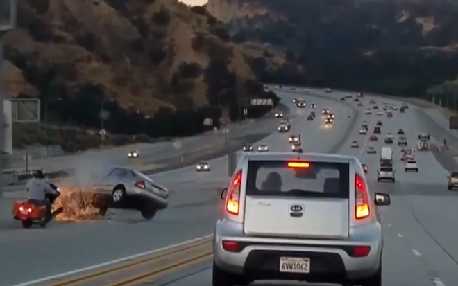 Quái xế đạp cửa ôtô, gây tai nạn liên hoàn trên cao tốc Mỹ