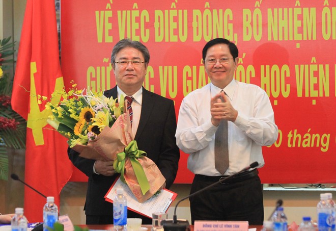 Bộ trưởng Bộ Nội vụ Lê Vĩnh Tân chúc mừng tân Giám đốc Học viện Hành chính quốc gia Đặng Xuân Hoan. Ảnh: VGP/Công Việt