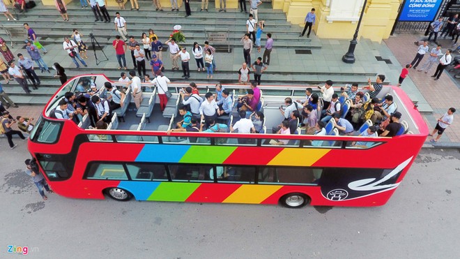 Xe bus 2 tầng mui trần đầu tiên phục vụ du khách tham quan Thủ đô 