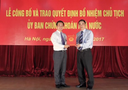 Ông Trần Văn Dũng (trái) nhận Quyết định bổ nhiệm Chủ tịch UBCKNN. Ảnh: UBCKNN