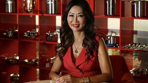 Lina Hu, chủ tịch và giám đốc điều hành của Clipper Corp - công ty được ra đời từ ý tưởng khi cô phỏng vấn công việc rửa bát tại một nhà hàng.