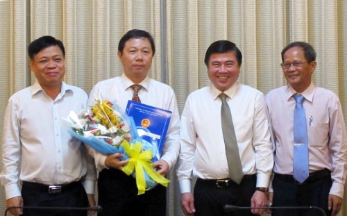 Ông Dương Anh Đức, Phó giám đốc Đại học Quốc gia thành phố, nhận quyết định giữ chức Giám đốc Sở Thông tin và Truyền thông. Ảnh: Trung Sơn.