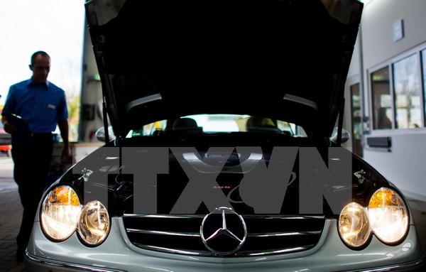 Ôtô Mercedes-Benz thuộc tập đoàn Daimler được kiểm tra kỹ thuật tại Hildesheim, miền Bắc Đức. (Nguồn: AFP/TTXVN)