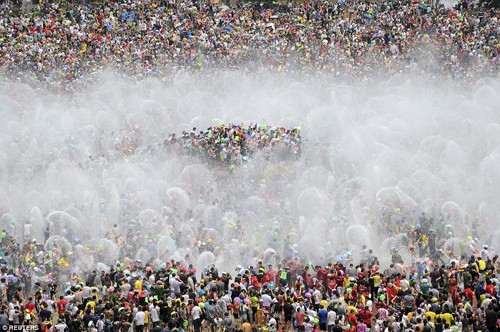 Hàng nghìn người đổ xô tới lễ hội té nước ở Vân Nam, Trung Quốc. Ảnh: Reuters.