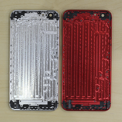Mặt trong (bên phải) vỏ dùng để thay cho iPhone.