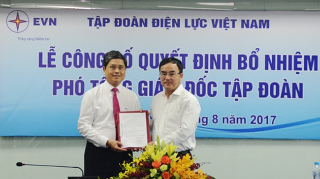 Chủ tịch Hội đồng thành viên EVN Dương Quang Thành trao quyết định cho ông Võ Quang Lâm (bên trái). Ảnh EVN